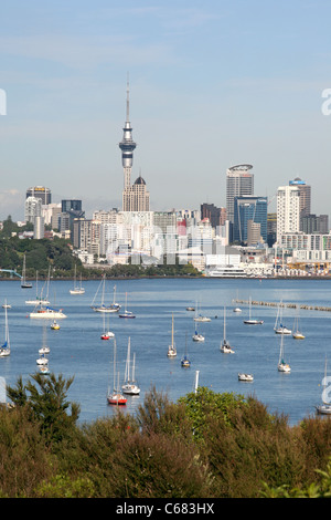 Auckland Stadtzentrum von Takaparawha Regional Park gesehen. Stockfoto