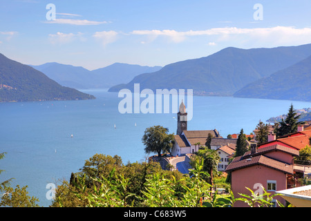 Mit Blick auf die alte Stadt von Ronco Sopra Ascona mit Blick auf den Lago Maggiore Stockfoto