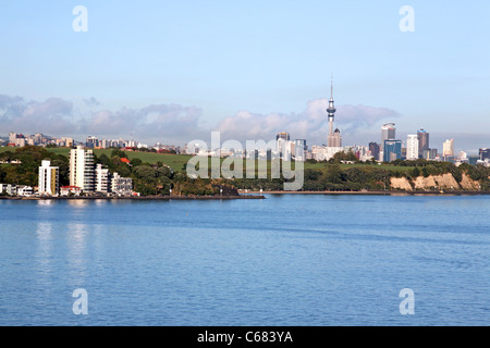 Mission Bay und Auckland City Center von St Heliers betrachtet. Stockfoto