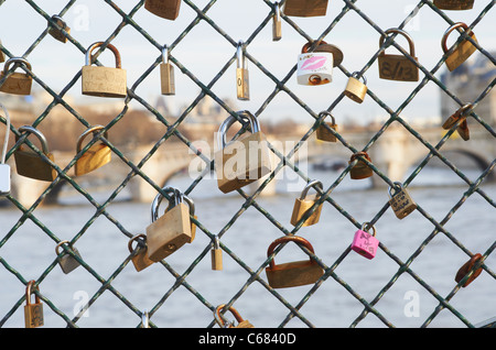 Vorhängeschlösser auf Maschendrahtzaun Stockfoto