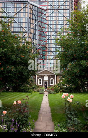 Hopton die Armenhäuser, London. Hoch moderne Glasbauten zeigt neue und alte mit dieser historisch bedeutenden Häusern. Stockfoto