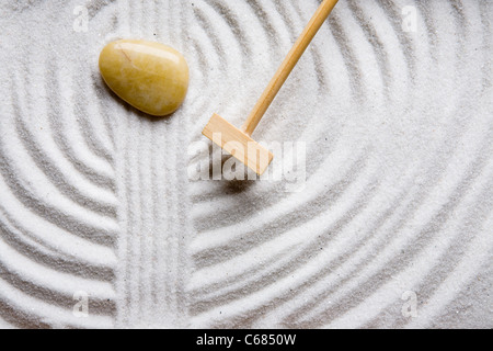 Ein Rake in einem Zen-Steingarten, Vorbereitung des Sands Stockfoto