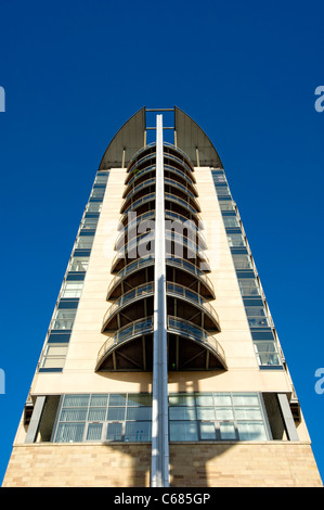 Blickte in einem modernen Wohnblock in Salford Quays in der Nähe von Manchester, England Stockfoto