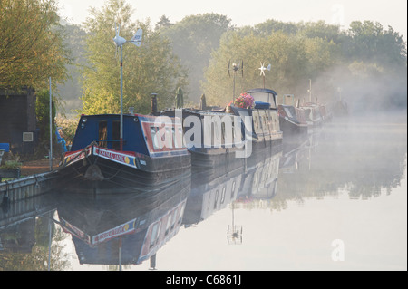 Hausboote in Aynho Wharf an einem nebligen Morgen. Oxfordshire, England Stockfoto