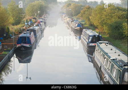 Hausboote in Aynho Wharf an einem nebligen Morgen. Oxfordshire, England Stockfoto