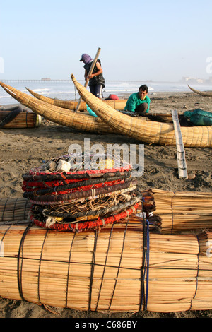 Caballitos de Totora-Schilf Boot Fischer bereiten ihre Netze für weitere Tage Angeln. Stockfoto