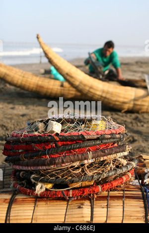 Caballitos de Totora-Schilf Boot Fischer bereiten ihre Netze für weitere Tage Angeln. Pimentel, Lambayeque, Peru, Südamerika Stockfoto