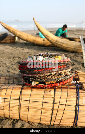 Caballitos de Totora-Schilf Boot Fischer bereiten seine Netze für weitere Tage Angeln. Pimentel, Lambayeque, Peru, Südamerika Stockfoto