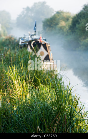 Leinpfad Gras vor der Kanal Boot an Aynho Wharf auf einem nebligen Morgen. Oxfordshire, England Stockfoto