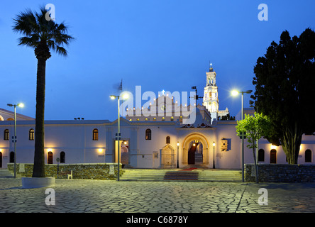 Die Kirche der Jungfrau Maria in Tinos Insel, in der "blauen" Stunde. Kykladen, Griechenland Stockfoto