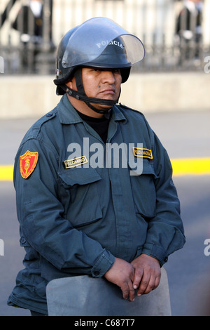 Ein Polizist steht Wache außerhalb der Casa de Gobierno in der Plaza de Armas. Lima, Lima, Peru, Südamerika Stockfoto