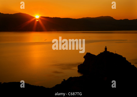 Sonnenuntergang am korinthischen Golf, ganz in der Nähe der Ausgrabungsstätte Heraion von Perahora und den Leuchtturm. Korinth, Griechenland Stockfoto