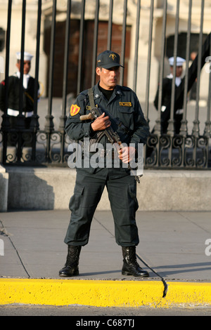 Ein Polizist steht Wache außerhalb der Casa de Gobierno in der Plaza de Armas. Stockfoto