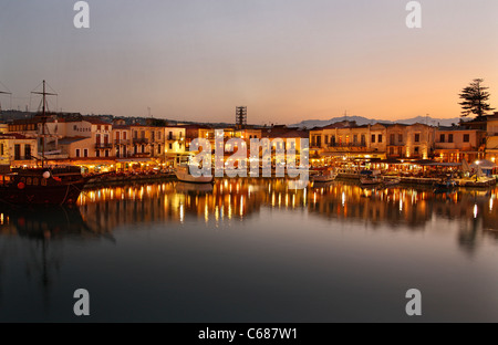 Der venezianische Hafen von Rethymno Altstadt rund um die "goldene" Stunde. Insel Kreta, Griechenland. Stockfoto