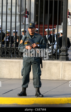 Ein Soldat steht Wache außerhalb der Casa de Gobierno in der Plaza de Armas. Lima, Peru, Südamerika Stockfoto