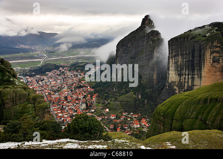 Kalambaka Stadt im "Schatten" von den Meteora-Felsen. Trikala, Thessalien, Griechenland Stockfoto