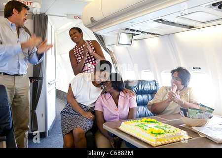 First Lady Michelle Obama sagt Lebewohl an ausgetretene Mitarbeiter Eirene Busa, White House Stenograph Stockfoto