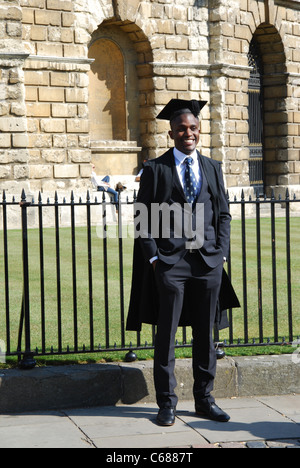 posieren vor Radcliffe Kamera Oxford Vereinigtes Königreich Stockfoto