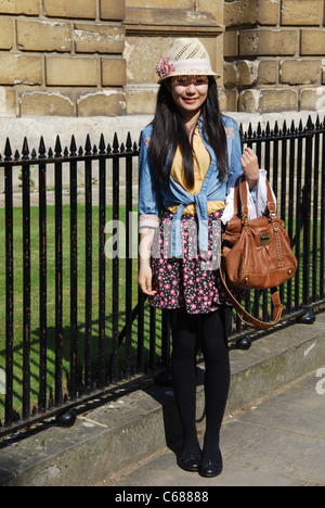 posieren vor Radcliffe Kamera Oxford Vereinigtes Königreich Stockfoto