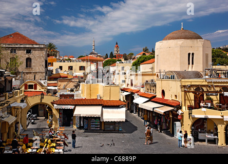 Beginn der Sokratous Straße (eine der Hauptstraßen in der mittelalterlichen Stadt oder Rhodos) am Rande des Ippokratous Quadratmeter. Stockfoto