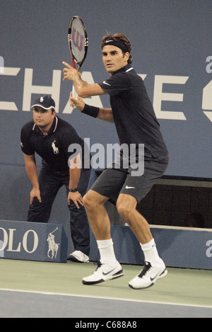 Roger Federer in Anwesenheit für 2010 US Open Opening Night Ceremony, USTA Billie Jean King National Tennis Center, Flushing, NY 30. August 2010. Foto von: Rob Rich/Everett Collection Stockfoto