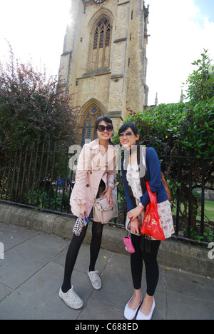 posiert auf Radcliffe Square vor der Universität Kirche St Mary the Virgin, Oxford United Kingdom Stockfoto