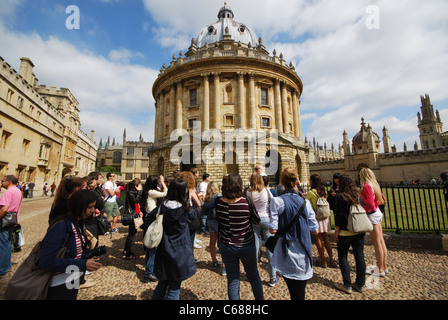 Eine Gruppe von Studenten an der Radcliffe Camera Oxford Großbritannien Stockfoto