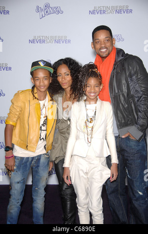 Jada Pinkett Smith, Willow Smith, Jaden Smith, Will Smith im Ankunftsbereich für JUSTIN BIEBER: NEVER NEVER sagen Premiere, Nokia Theatre, Los Angeles, CA 8. Februar 2011. Foto von: Michael Germana/Everett Collection Stockfoto