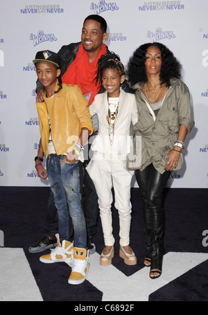 Jada Pinkett Smith, Will Smith, Jaden Smith, Willow Smith im Ankunftsbereich für JUSTIN BIEBER: NEVER NEVER sagen Premiere, Nokia Theatre, Los Angeles, CA 8. Februar 2011. Foto von: Elizabeth Goodenough/Everett Collection Stockfoto