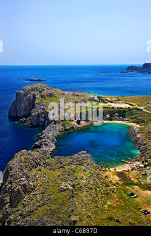 Blick auf Strand von Agios Pavlos ("Saint-Paul"), neben Lindos Village, von der Akropolis von Lindos, Rhodos, Griechenland. Stockfoto