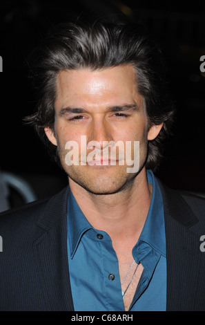 Johnny Whitworth im Ankunftsbereich für grenzenlose Premiere, Regal Union Square Stadium 14 Theater, New York, NY 8. März 2011. Foto von: Gregorio T. Binuya/Everett Collection Stockfoto