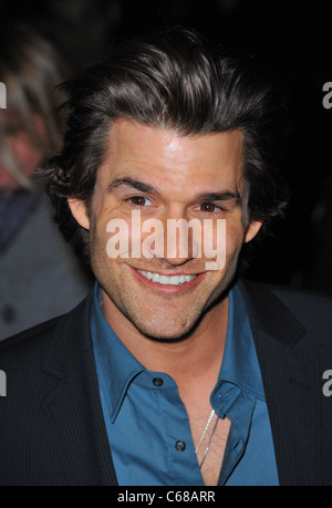 Johnny Whitworth im Ankunftsbereich für grenzenlose Premiere, Regal Union Square Stadium 14 Theater, New York, NY 8. März 2011. Foto von: Gregorio T. Binuya/Everett Collection Stockfoto