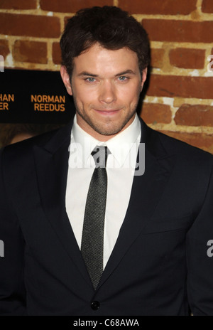 Kellan Lutz im Ankunftsbereich für MESKADA Premiere, Cinespace LA, Los Angeles, CA 30. November 2010. Foto von: Dee Cercone/Everett Collection Stockfoto