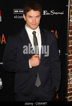 Kellan Lutz im Ankunftsbereich für MESKADA Premiere, Cinespace LA, Los Angeles, CA 30. November 2010. Foto von: Dee Cercone/Everett Collection Stockfoto