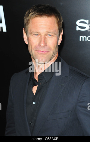 Aaron Eckhart im Ankunftsbereich für BATTLE: LOS ANGELES Premiere, Regency Village Theater, Los Angeles, CA 8. März 2011. Foto von: Jody Cortes/Everett Collection Stockfoto