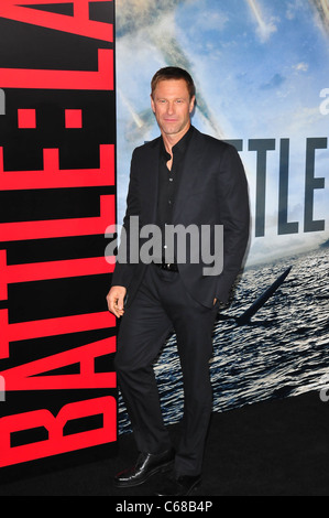 Aaron Eckhart im Ankunftsbereich für BATTLE: LOS ANGELES Premiere, Regency Village Theater, Los Angeles, CA 8. März 2011. Foto von: Jody Cortes/Everett Collection Stockfoto