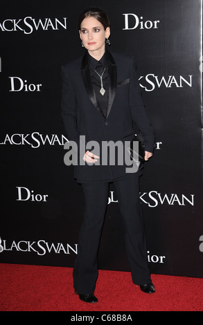 Winona Ryder im Ankunftsbereich für BLACK SWAN Premiere, The Ziegfeld Theatre, New York, NY 30. November 2010. Foto von: Kristin Callahan/Everett Collection Stockfoto