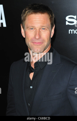 Aaron Eckhart im Ankunftsbereich für BATTLE: LOS ANGELES Premiere, Regency Village Theater, Los Angeles, CA 8. März 2011. Foto von: Jody Cortes/Everett Collection Stockfoto