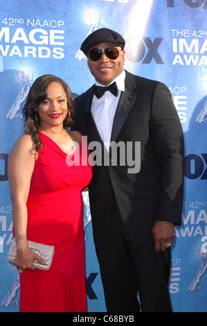 Simone Johnson, LL Cool J im Ankunftsbereich für 42nd NAACP Image Awards, Shrine Auditorium, Los Angeles, CA 4. März 2011. Foto von: Elizabeth Goodenough/Everett Collection Stockfoto