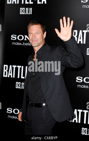 Aaron Eckhart im Ankunftsbereich für BATTLE: LOS ANGELES Premiere, Regency Village Theater, Los Angeles, CA 8. März 2011. Foto von: Elizabeth Goodenough/Everett Collection Stockfoto