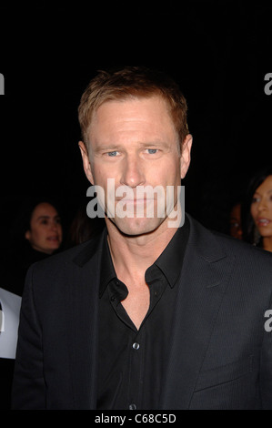 Aaron Eckhart im Ankunftsbereich für BATTLE: LOS ANGELES Premiere, Regency Village Theater, Los Angeles, CA 8. März 2011. Foto von: Michael Germana/Everett Collection Stockfoto