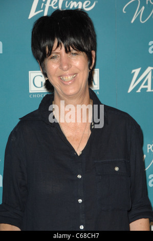 Diane Warren im Ankunftsbereich für Variety 2. jährlichen Leistung von Frauen Luncheon, Beverly Hills Hotel, Beverly Hills, CA 30. September 2010. Foto von: Dee Cercone/Everett Collection Stockfoto