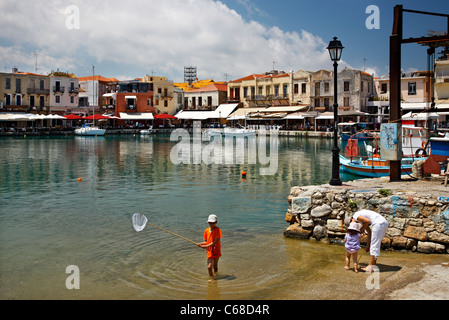 Eine Mutter mit ihren 2 Kindern spielen, in der Altstadt venezianischen Hafen von Rethymnon, Kreta, Griechenland Stockfoto