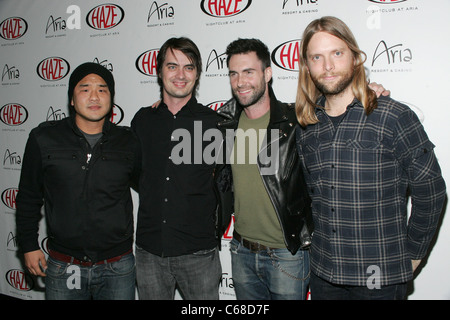 Gene Hong, Sam Farrar, Adam Levine, James Valentine bei einem öffentlichen Auftritt für Adam Levine und James Valentine von Maroon 5 bei Nebel, Dunst Nachtclub im ARIA Resort & Casino, Las Vegas, NV 8. Januar 2011. Foto von: James Atoa/Everett Collection Stockfoto