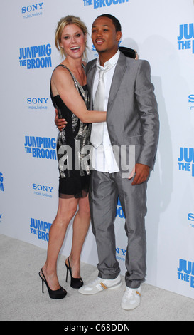 Julie Bowen, Romeo Miller im Ankunftsbereich für JUMPING THE BROOM Premiere, Arclight Cinerama Dome, Los Angeles, CA 4. Mai 2011. Foto von: Elizabeth Goodenough/Everett Collection Stockfoto