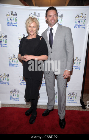 Deborra-Lee Furness, Hugh Jackman bei der Ankunft für Kinder der Stadt 2010 Benefiz-Gala, Pier 60 bei Chelsea Piers, New York, NY 30. September 2010. Foto von: Rob Rich/Everett Collection Stockfoto