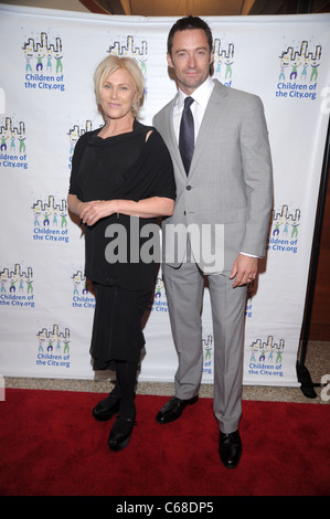 Deborra-Lee Furness, Hugh Jackman bei der Ankunft für Kinder der Stadt 2010 Benefiz-Gala, Pier 60 bei Chelsea Piers, New York, NY 30. September 2010. Foto von: Rob Rich/Everett Collection Stockfoto