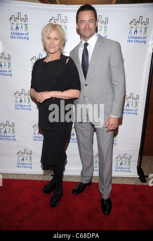 Deborra-Lee Furness, Hugh Jackman bei der Ankunft für Kinder der Stadt 2010 Benefiz-Gala, Pier 60 bei Chelsea Piers, New York, NY 30. September 2010. Foto von: Rob Rich/Everett Collection Stockfoto