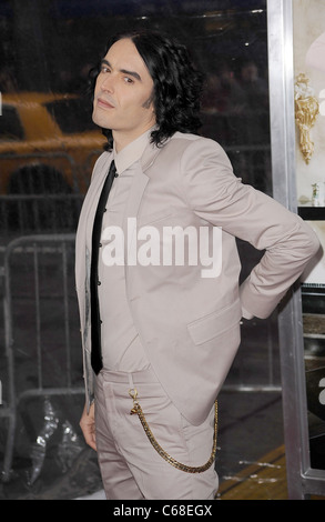 Russell Brand im Ankunftsbereich für ARTHUR Premiere, The Ziegfeld Theatre, New York, NY 5. April 2011. Foto von: Kristin Callahan/Everett Collection Stockfoto