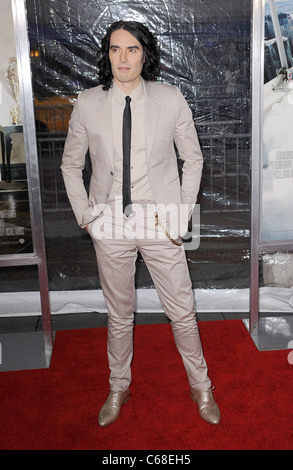 Russell Brand im Ankunftsbereich für ARTHUR Premiere, The Ziegfeld Theatre, New York, NY 5. April 2011. Foto von: Kristin Callahan/Everett Collection Stockfoto